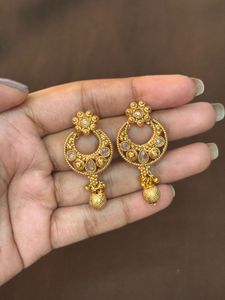 Exquisite Gold-Toned Necklace &amp; Earring Set