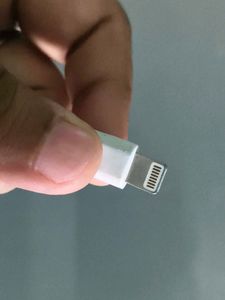 White Wireless Earbud Charging Case &amp; Cable