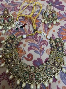Exquisite Kundan &amp; Pearl Necklace Set