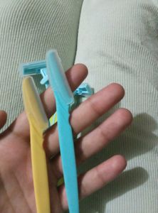 Pack of 3 bikini Razors nd face razor