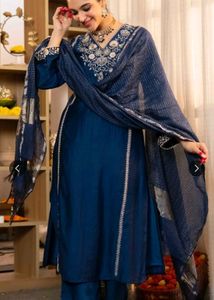 Women Ethnic Motifs Embroidered Regular Threadwork