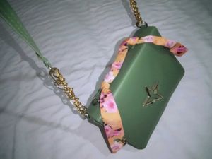 Classic Retro Sling Bag 💚✨