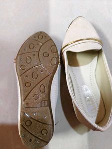 Elegant Cream Flat Shoes