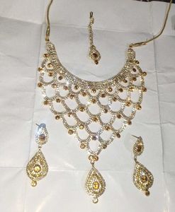 Exquisite Kundan and Stone Necklace Set