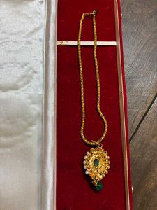 Elegant Emerald &amp; Pearl Pendant Necklace