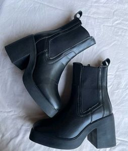 Block heel Chelsea boots
