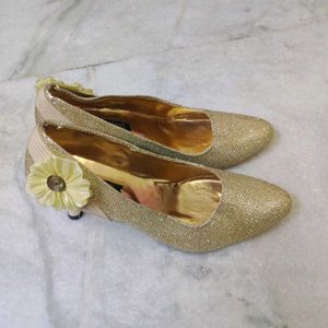 🆕 Sparkly Gold Heels with Flower Accent