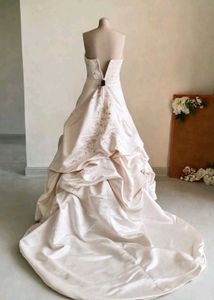 Elegant Strapless Bridal Gown