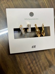 Set of two earrings