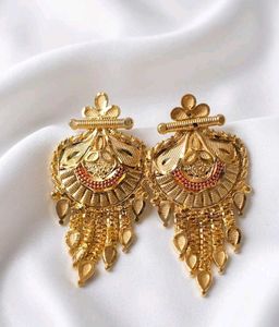 Exquisite Gold Tone Dangle Earrings
