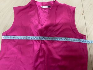 Hot Pink Sleeveless V-Neck Top . size - L