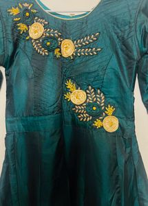 Elegant Green Embroidered Kurta 🌈