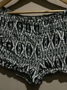 Stylish Black &amp; White Patterned Shorts