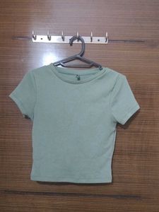 Green crop top fitted