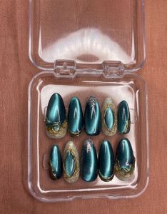 Emerald Aura Cat-Eye Press-On Nails 💚✨
