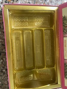 Festive Gifting Sweets Box magnit lock system