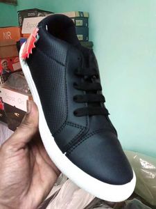 NEW NO USED CASUAL SHOES FOR MEN AND WOMEN.