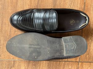 Stylish Black Textured Loafers