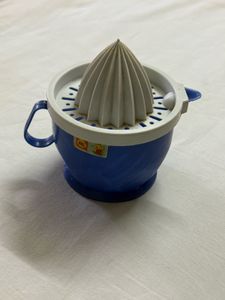 Citrus Juicer and 2 Strainer Set