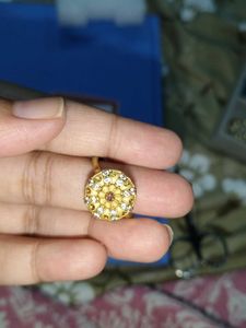 Exquisite Gold Ring with Diamonds