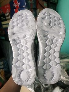 NEW NO USED SPORTS SHOES FOR MEN.