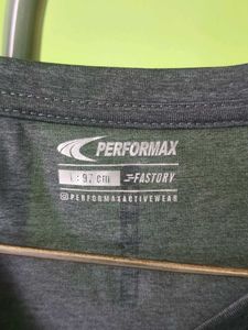 Performax gym tee with thumbholes