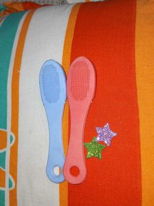 Finger holding face scrubber| Two pieces