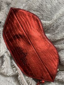 Lip shape pouch