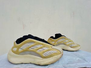 Adidas Yezzy 700 V3 Unisex ImportedShoes Available 👟