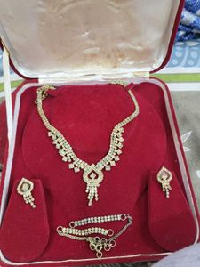 Stunning Jewellery Set with Earrings