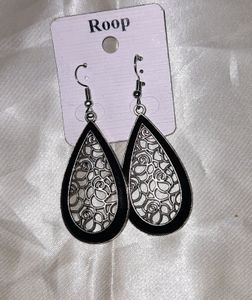 Black Metal Earring With Jali Pattern