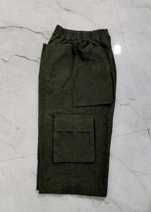 Olive Green Cargo Capris. .5 pockets
