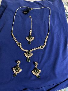 Elegant Emerald & Crystal Necklace Set