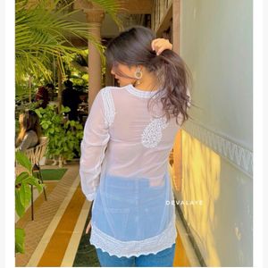 Devalaye Elegant White Chikankari Kurti