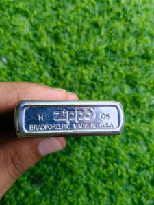 Zippo Lighter – Classic Plain Brushed / Polish Chr