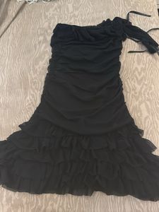 Chic Black One-Shoulder Tulle Ruffled Dress