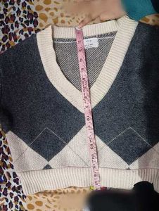 Argyle Pattern V-Neck Sweater
