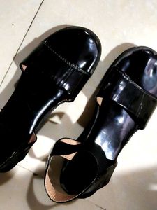 Chic Black Flat Sandals
