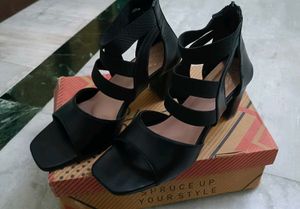 Stylish Black Block Heel Sandals 🖤