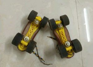 VINTAGE ROLLER SKATES