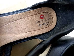 CLARKS BLACK SOILD LEATHER Wedges