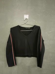 Black V-Neck Cropped Long Sleeve Top M