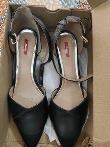 Bata Black Pointed Toe heels size 41