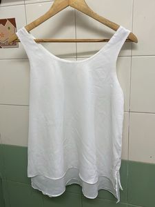 Chic White Sleeveless Top