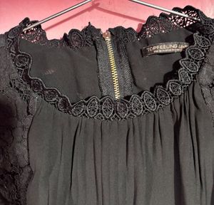 Elegant Black Pleated &amp; Lace Sleeveless Blouse / T