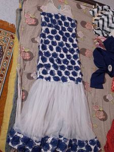 This elegant navy blue and white body dress featur
