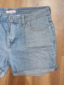 LEVI'S DENIM SHORTS