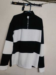 Chic Black &amp; White Striped Sweater