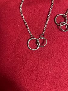 V inspired Interlocking Circle Necklace Set