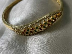 Elegant 22kt Gold Tone Bangle with Red &amp; Green Sto